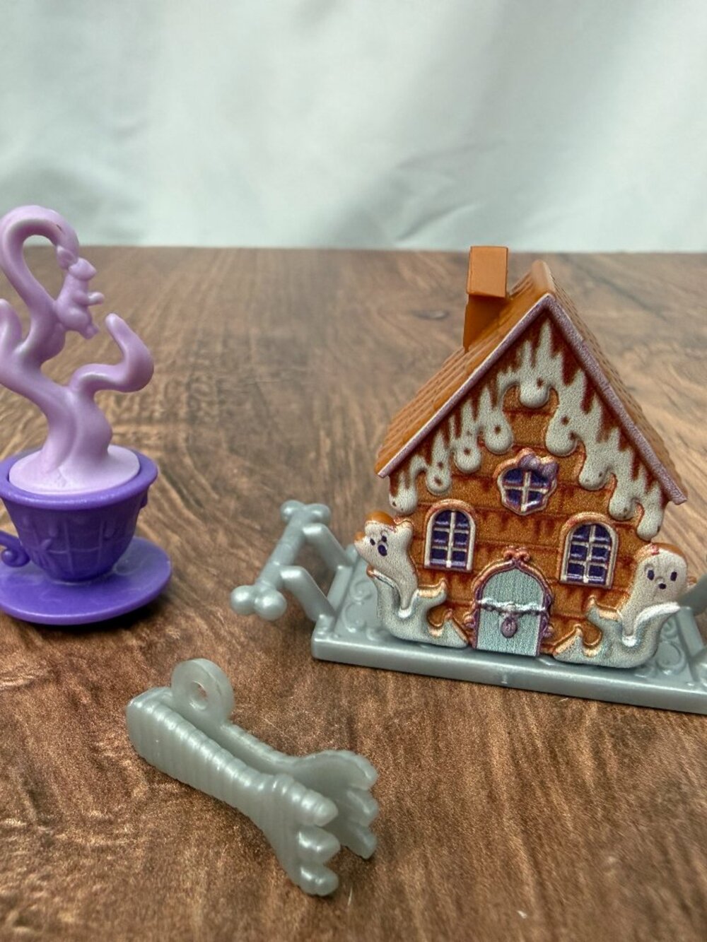 Monster High Twyla Garden Mysteries Gingerbread House Lot